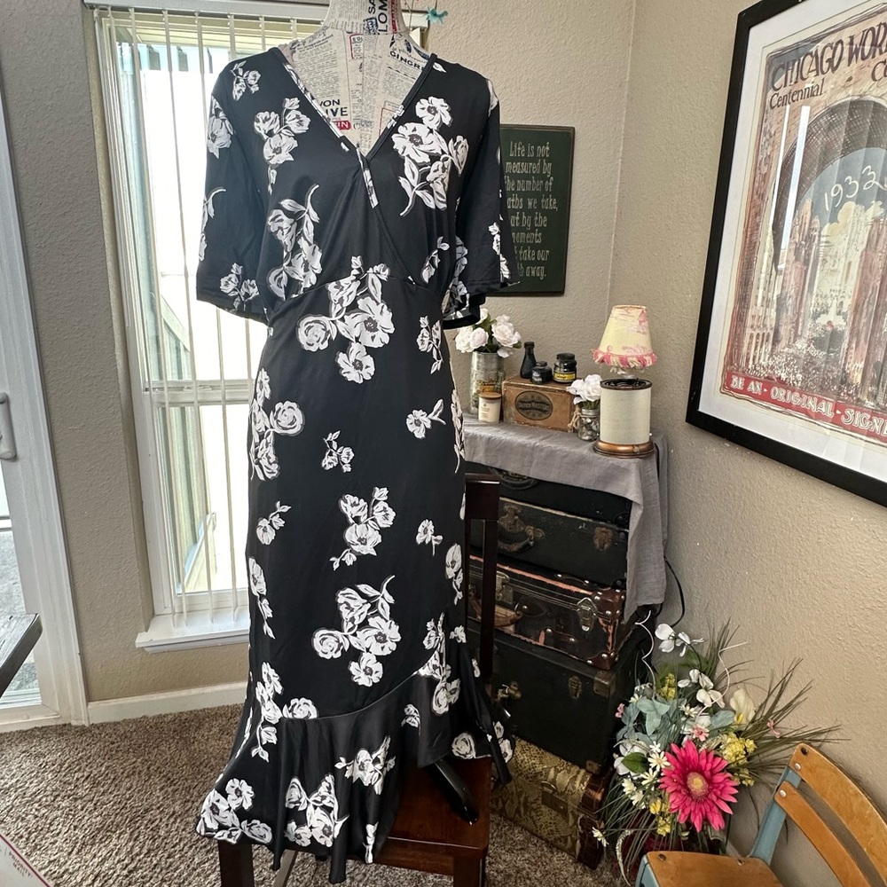 NWT-Stunning BloomChic Black Dress w/ White & Gray Flowers